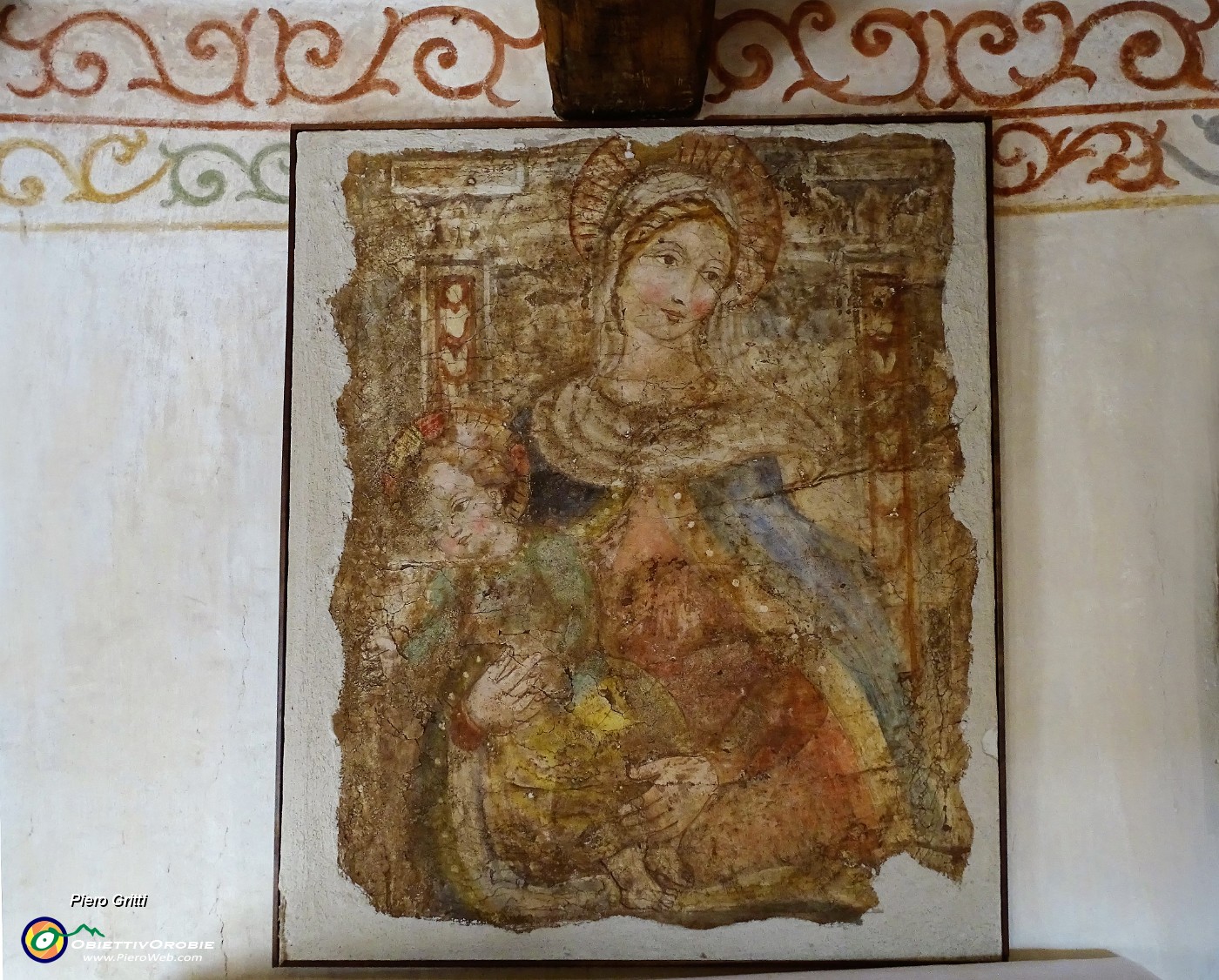 98 Bell'affresco di Madonna con Bambino nella piccola 'sagrestia'.JPG -                                